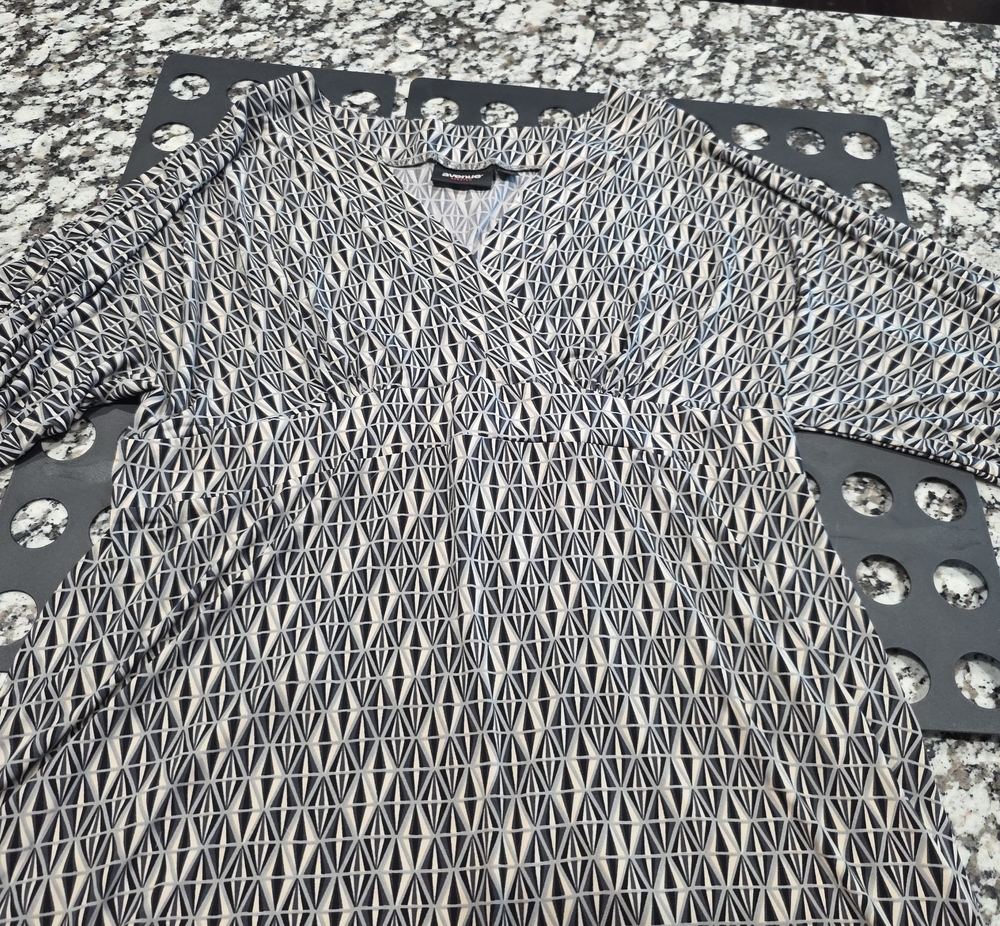 Avenue Black & White Geometric Long Sleeve V-Neck Shirt